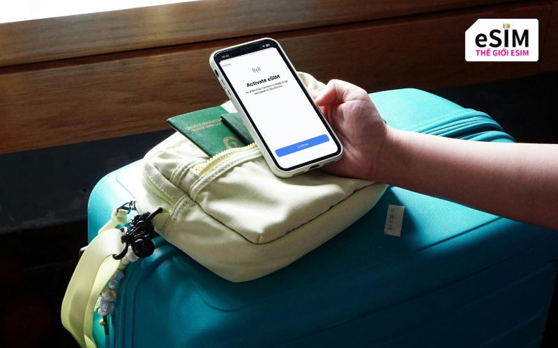 Cách dùng eSIM du lịch đa quốc gia giúp kết nối internet mượt mà khi quét mã QR.